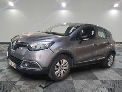 la voiture grise est garée sur un sol en damier dans le garage