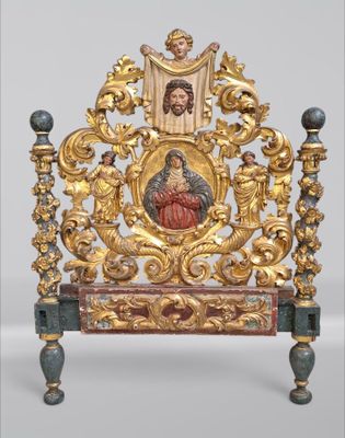 une chaise richement décorée, sur laquelle figure une image de Jésus et d'anges