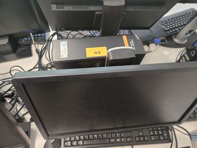 un ordinateur portable posé sur un bureau, à côté d'un clavier