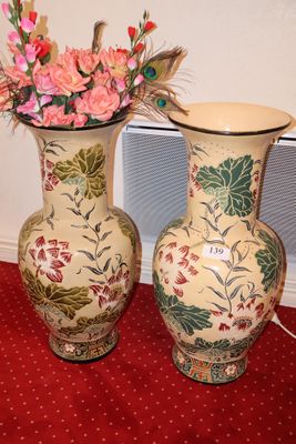deux vases remplis de fleurs posés sur un tapis rouge