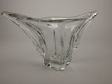 un vase en verre posé sur une table