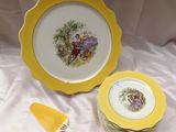des assiettes jaunes et blanches et une fourchette jaune posées sur une nappe blanche