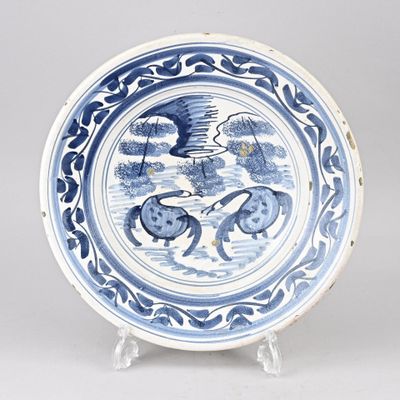 une assiette bleue et blanche avec un oiseau dessus