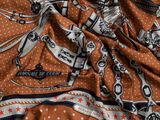 un gros plan d'une écharpe marron et blanche à motifs