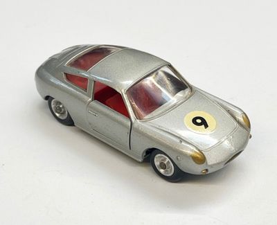 une petite voiture en argent portant le numéro neuf