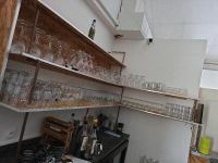 Le contenu du bar en : machine à moudre le café, cendriers, … (photo 5)