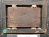 une photo d'une boîte en bois sur laquelle est collée une étiquette verte