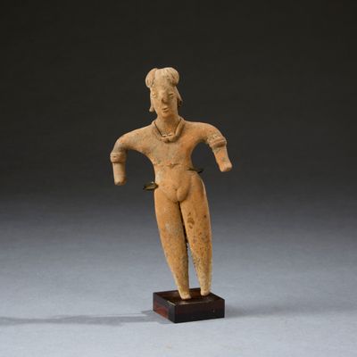 l'image d'une statue de femme debout sur un socle en bois