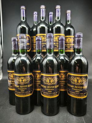 six bouteilles de vin sont alignées sur une table