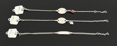 quatre types différents de bracelets en argent sur un fond noir
