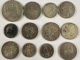 l'image d'un groupe de pièces de monnaie posées sur une surface blanche