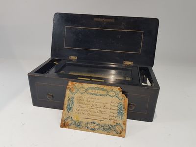 une petite boîte noire contenant un mot