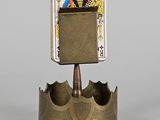 un petit porte-cartes orné d'une couronne sur le dessus