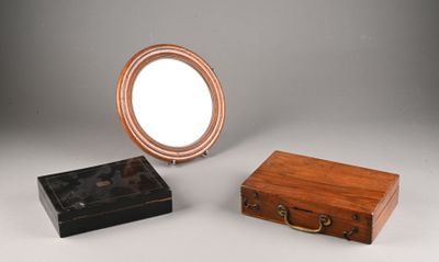 Deux boîtes en bois et bois noirci