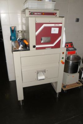 une machine qui se trouve dans le coin d'une pièce