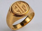 un gros plan d'une bague en or sur laquelle figure un chiffre romain