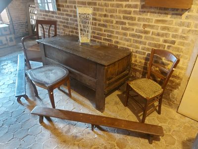 deux chaises et une table dans une pièce dont l'un des murs est en briques