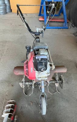 une petite machine qui se trouve dans le garage