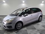 la photo d'une petite voiture argentée garée dans un garage
