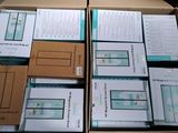 plusieurs boîtes d'appareils électroniques sont empilées les unes sur les autres