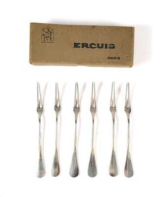six fourchettes dans une boîte, avec une boîte de fourchettes en arrière-plan