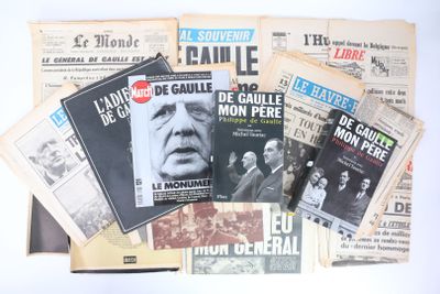 Plusieurs vieux journaux français sont empilés les uns sur les autres