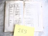 un livre ouvert sur lequel est collé un autocollant jaune