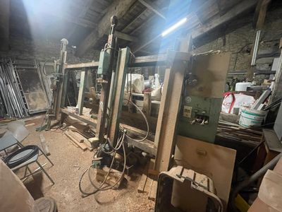 une pièce contenant beaucoup de meubles