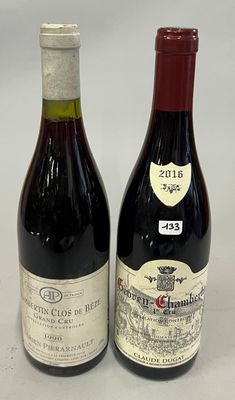 deux bouteilles de vin posées l'une à côté de l'autre sur une table