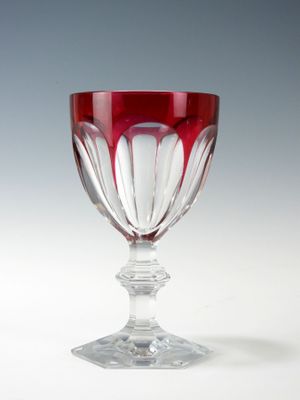 un verre à vin posé sur une table