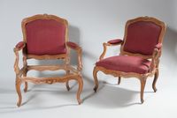 Paire de larges fauteuils à dossier plat à châssis en hêtre … (photo 6)