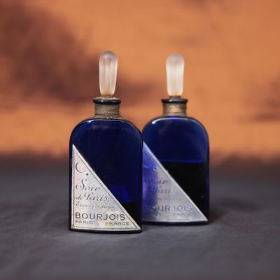 deux bouteilles d'alcool posées sur une table
