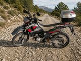 une moto garée sur le côté de la route
