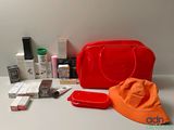 une photo montrant un sac à main rouge, un chapeau et d'autres objets posés sur une table