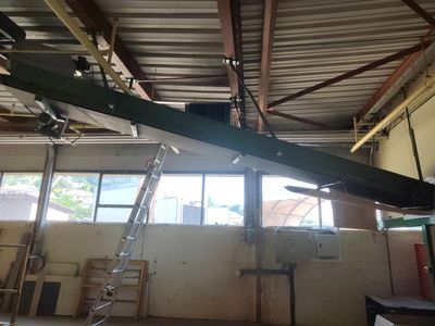 une grue suspendue au plafond d'un immeuble