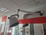 une lumière suspendue au plafond d'une pièce