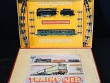 une boîte contenant un train sur une table