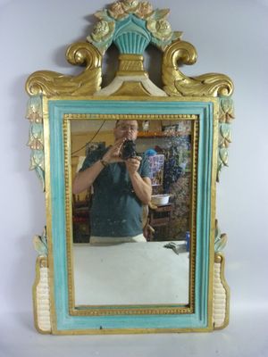 un homme se prenant en photo dans un miroir