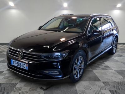 La Volkswagen Passat est garée sur un sol à damier dans un garage