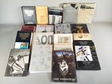 un grand nombre de livres posés sur une table
