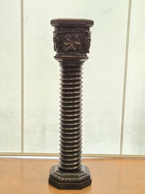 VIS de pressoir formant colonne à décor sculpté de feuilles …