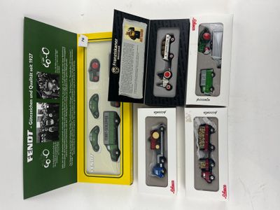 une boîte contenant un assortiment de petites voitures dans leur emballage d'origine