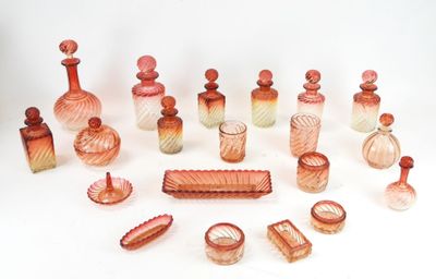 un grand nombre d'objets en verre posés sur une table