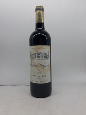une bouteille de vin posée sur une table