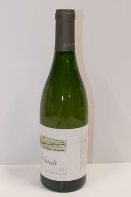 une bouteille de vin posée sur une table