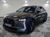 l'avant d'une voiture de couleur sombre est garé dans une pièce