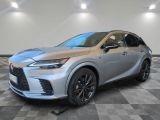 une Lexus CX 2020 argentée garée dans un showroom