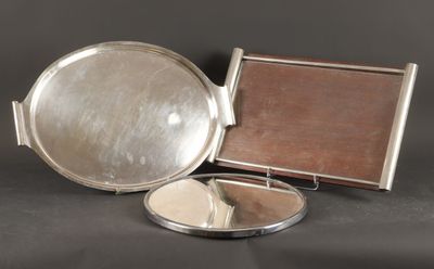 un plateau en argent orné d'un miroir et un miroir posé sur un pied
