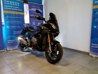 un motocycle garé à l'intérieur d'un bâtiment
