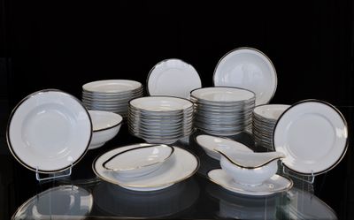 beaucoup d'assiettes et de bols posés sur une table en verre
